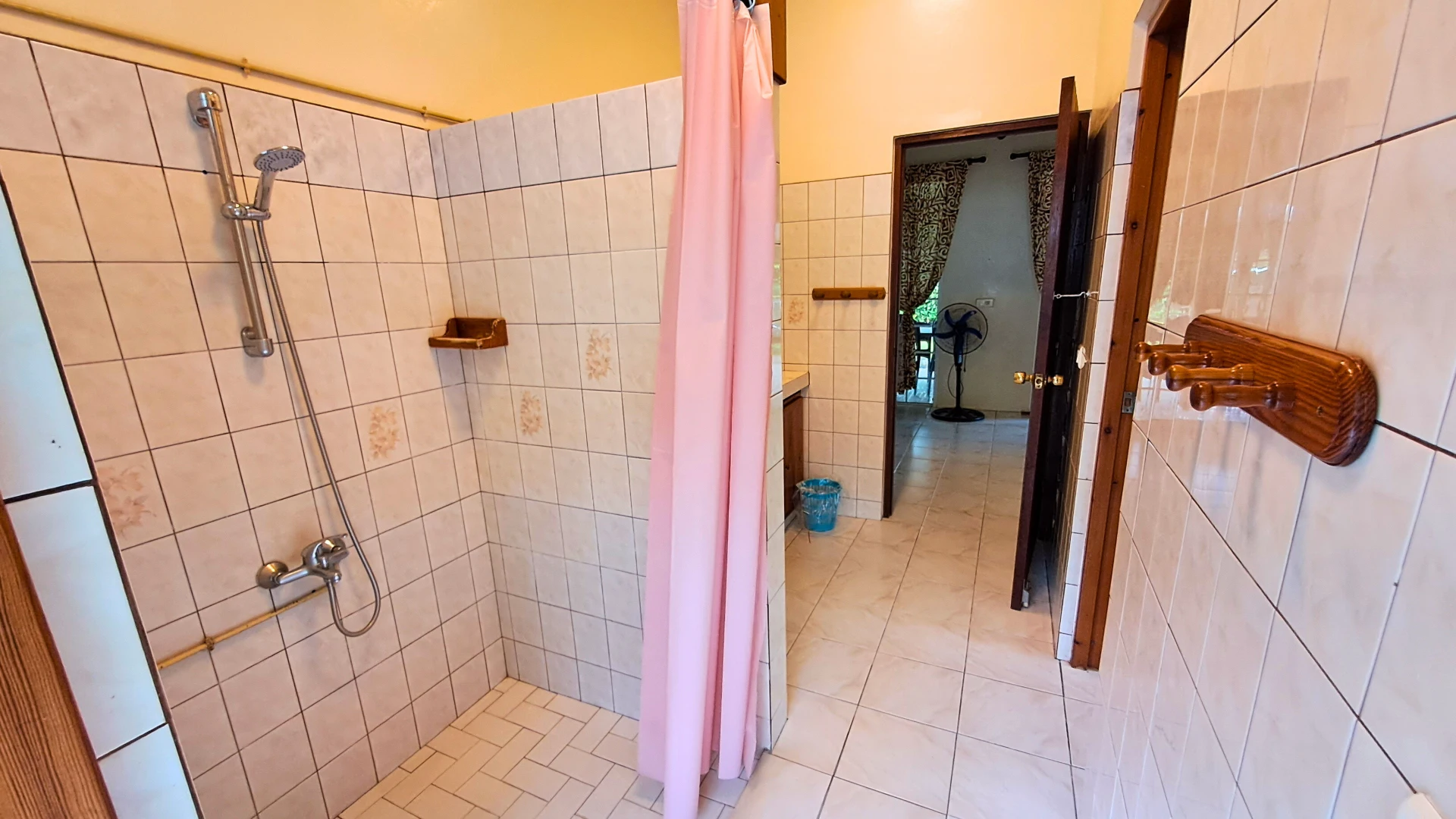 Salle de bain avec WC accès dortoir Raiatea